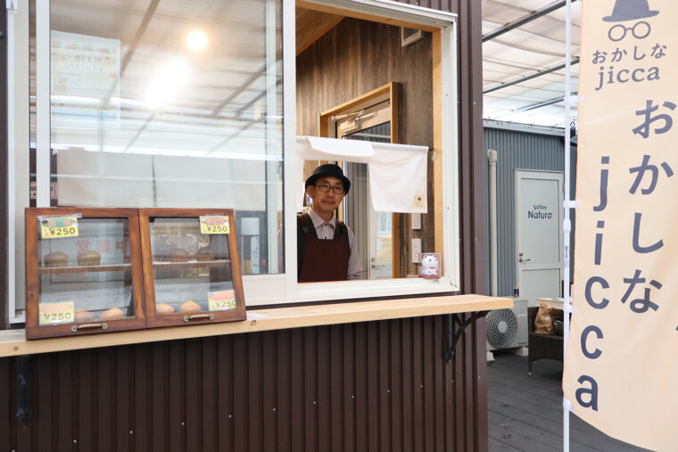 店主の明村清秋さん。お店は燕市のNext Generation Town内