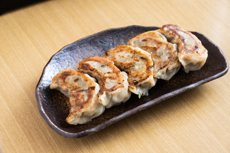 『手作り餃子』（3個350円、5個500円）はテイクアウトOK