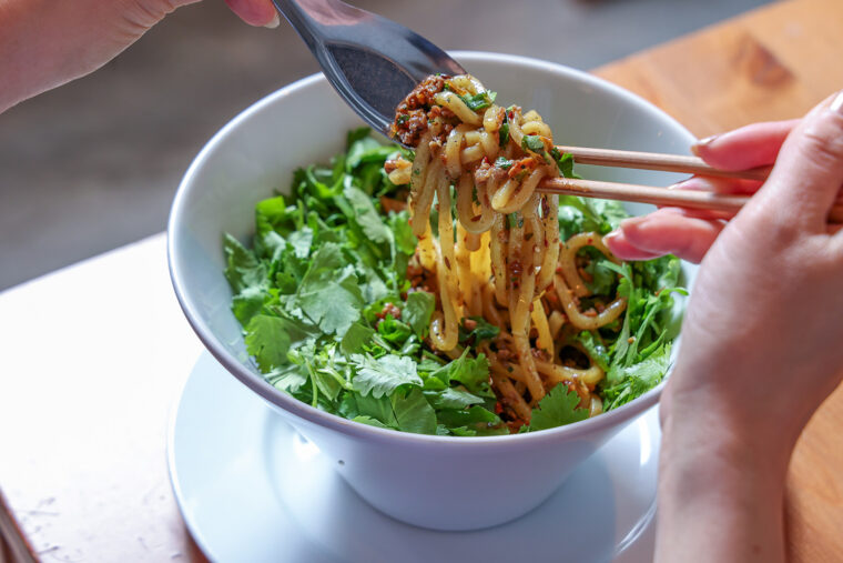 『香菜（パクチー）咖喱麺』（1,320円）は新鮮なパクチーをとことん楽しむまぜ麺