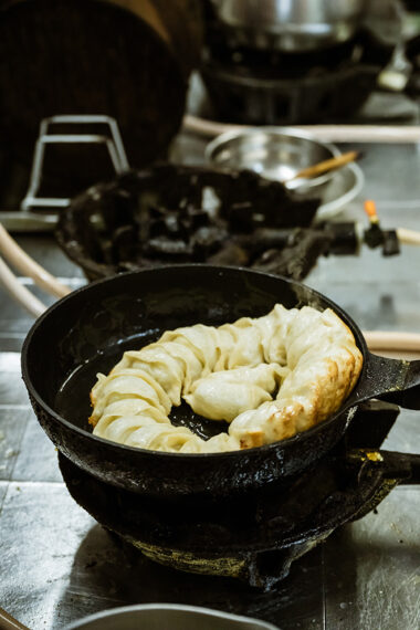 回しながら焼くので勢い余って飛んでいってしまうことも!?