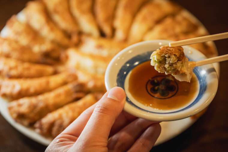 餃子の照井の『福島名物円盤餃子』（22個1,800円）。あんの主役はキャベツ。シャキッとして軽やかな食感