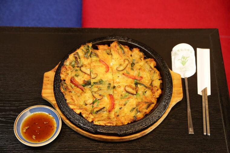 魚介のうまみがたっぷり詰まった『海鮮チヂミ』（大1,760円、小1,210円）