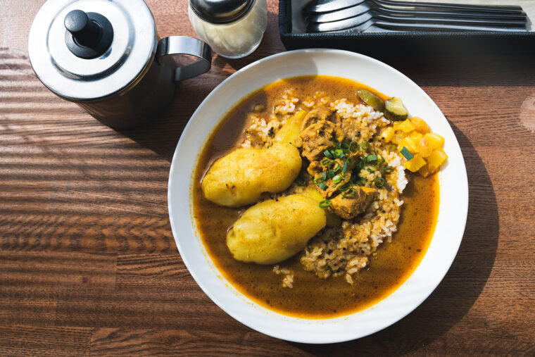 カーマの看板メニュー 『チキンカレー』（1,000円）