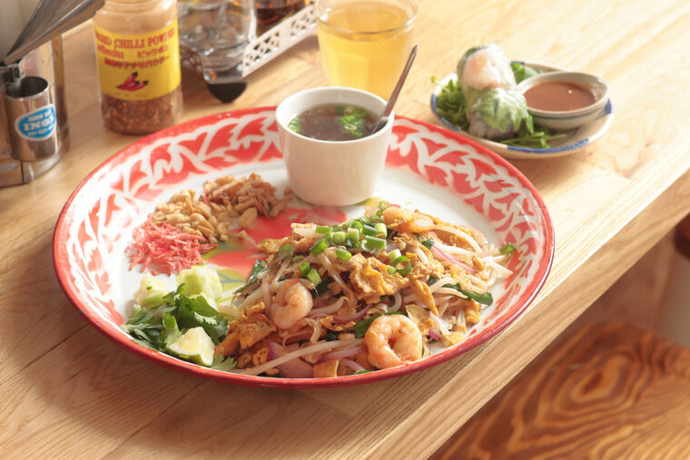 『パッタイ』（スープと生春巻き付き・1,400円）