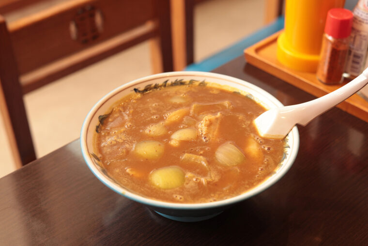 『カレーラーメン』（800円 ）。 具はチャーシューと玉ネギのみとシンプル