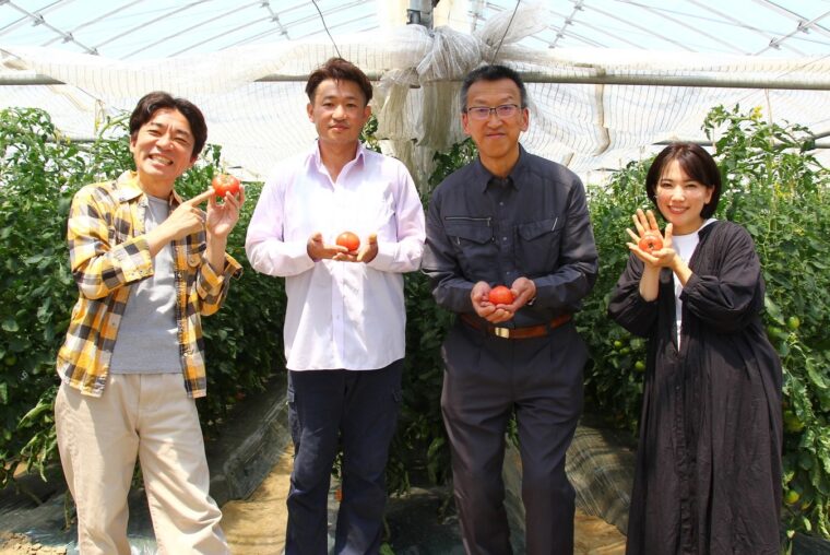 生産者の金井さん（写真左から2番目）とJA新潟市の齋藤さん