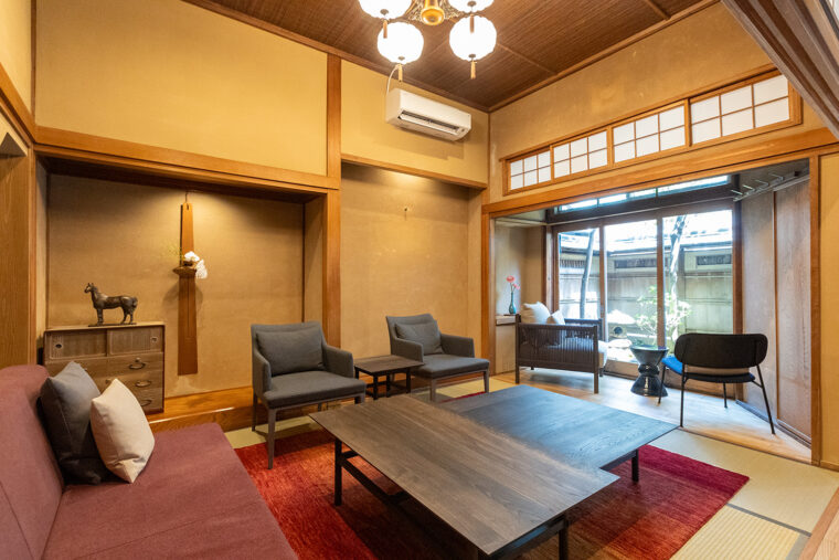 どの建物も、元来の造りをいかした趣ある内装に注目を