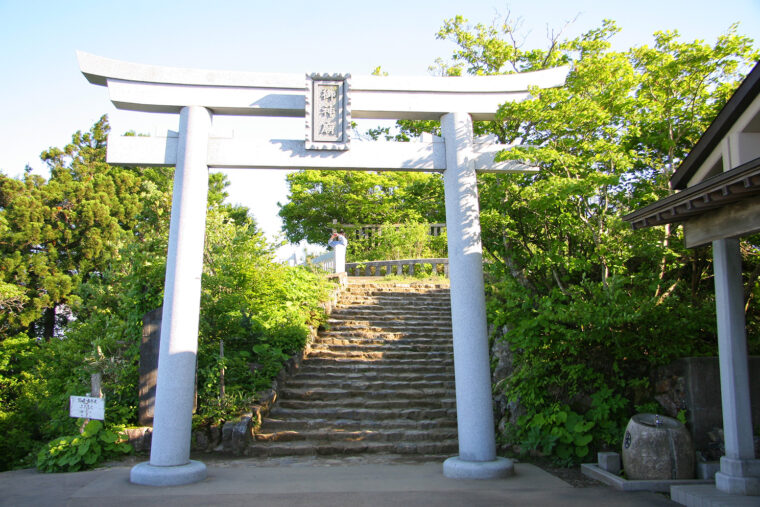 弥彦山頂公園から徒歩約15分の場所にある御神廟