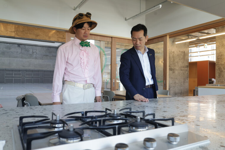料理教室ができる調理器具を備えた部屋もある。非常時は料理を炊き出しとして提供できるように屋外に面しているんだって