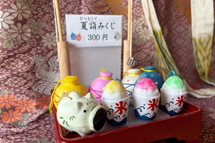 夏詣限定の水風船やかき氷などのおみくじは社殿前の授与所にて頒布