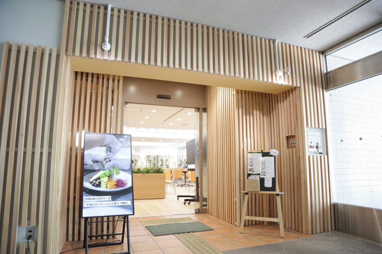 場所は新潟県庁西回廊1F