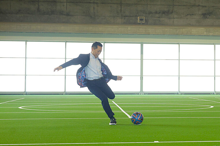 「サッカー強豪校東福岡高校サッカー部出身ですよ。…2週間だけね」という僕を、まさに一蹴した市長の華麗なフォーム！