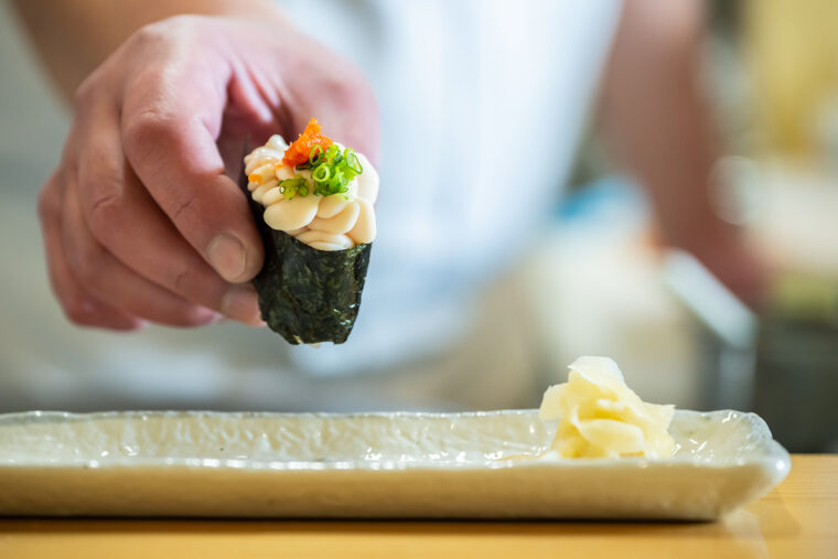 研ぎ澄まされた職人技が光るすし