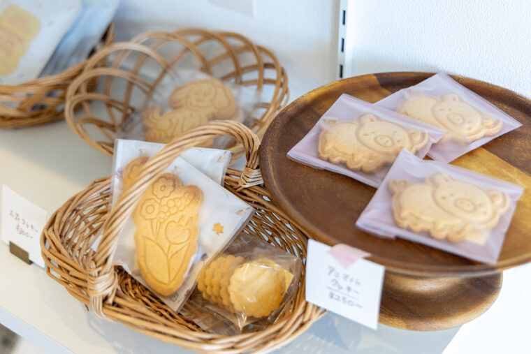1階ではギフトにももってこいな焼菓子類を販売しています