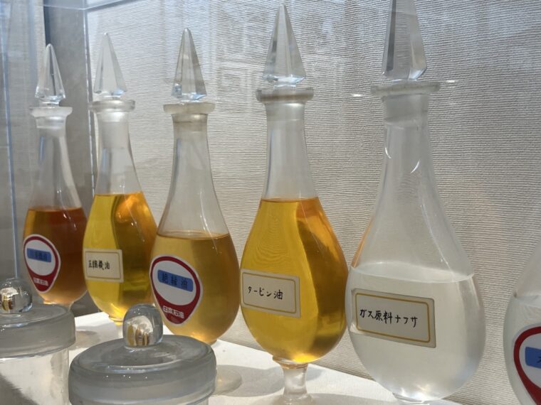 原油から精製されたナフサ(写真右)