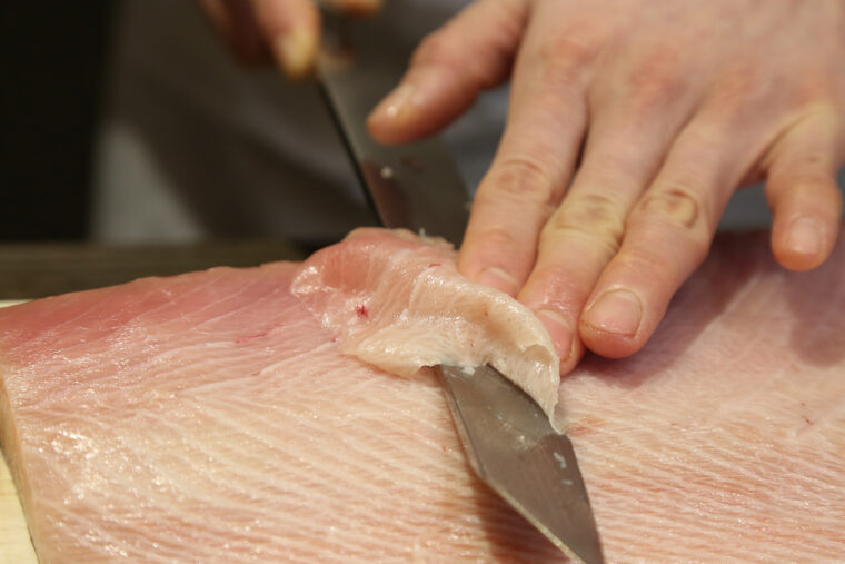 脂ののった佐渡沖の寒ブリを薄造りにした名物の『お造りブリ大根』