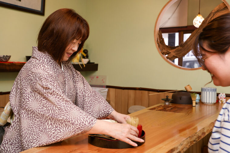 目の間で抹茶を点ててくれます