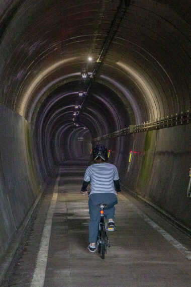 トンネル内は暗いのでライトを点けて走行しましょう