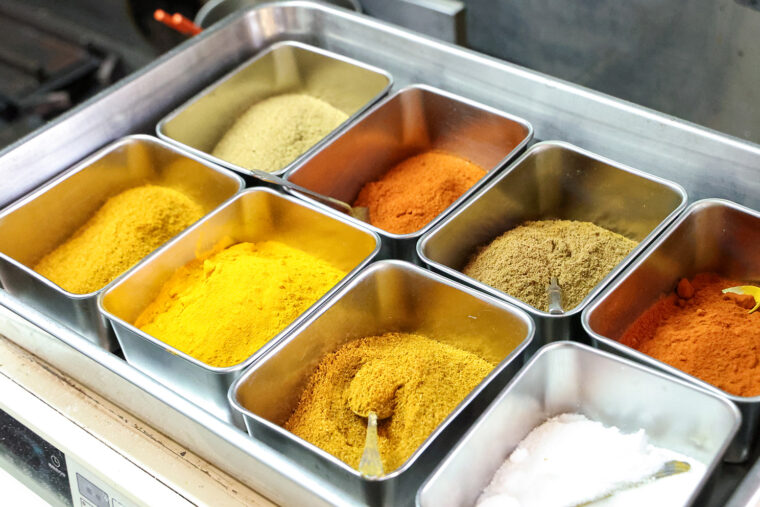 全18種のスパイス は 、カレーごとに配合を変えている
