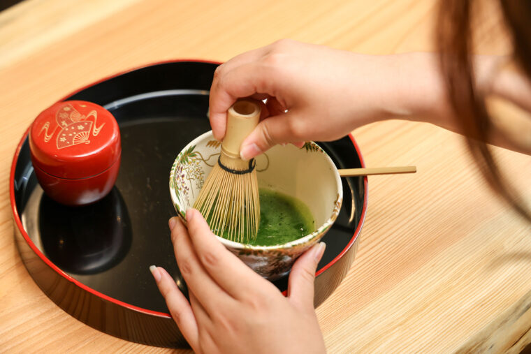 自分で点てた抹茶を味わえる『お抹茶体験』（1,500円）。初心者にも丁寧に教えてくれます