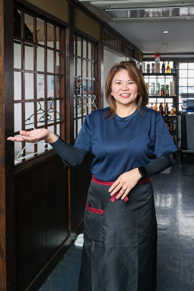 温かく迎えてくれる店主の川村シェリーさん。結婚を機に23年前に日本へ移住