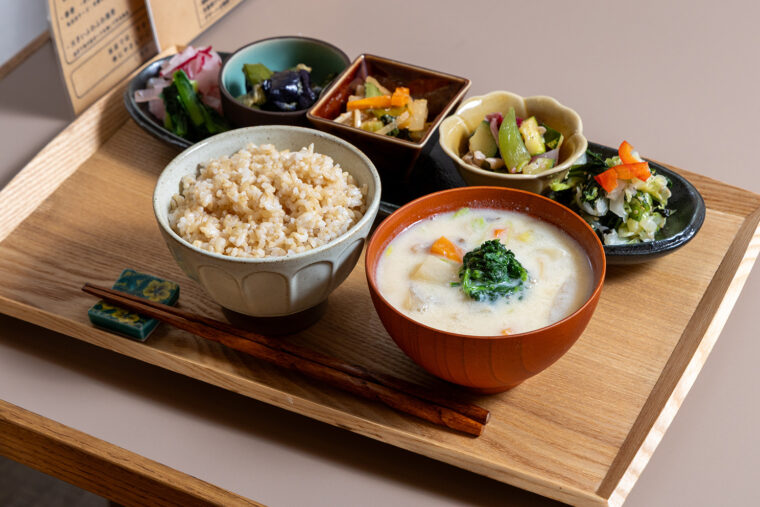 『玄米菜食ごはん』（1,600円。～15：00は1,400円）