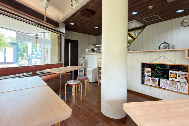大きな窓から光が差し込む店内