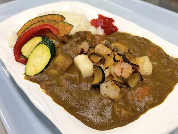 『出雲崎さざえシーフードカレー』（550円）