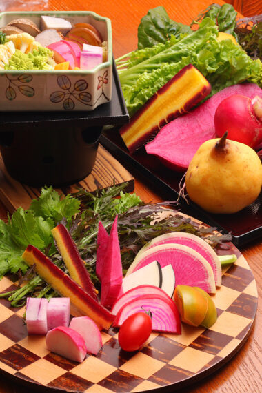 『季節野菜の盛り合わせ』。みずみずしい野菜も自慢