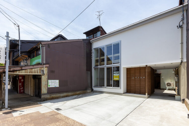 高田駅から徒歩約6分。飲食店が軒を連ねる通り沿いにあります