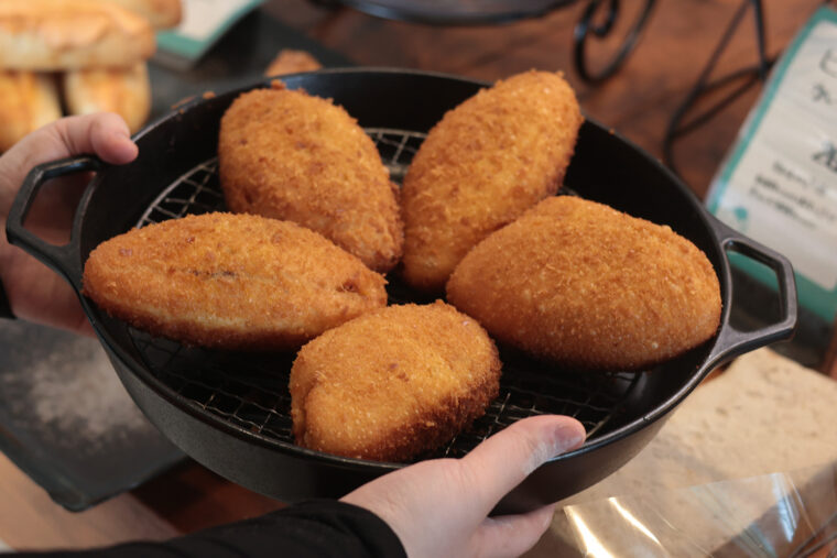 人気のカレーパンは変わらず食べられます
