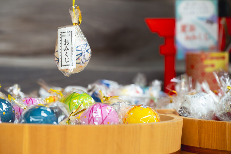 竿で釣り上げる『夏詣おみくじ』。涼しげな夏のモチーフがかわいらしい