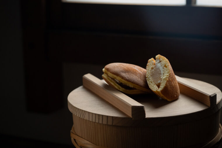 贈り物としても人気の『味噌生どら焼き』（1個398円）。店頭で週末と祝日のみ販売している
