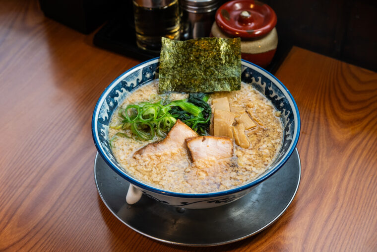 『ラーメン』（830円）。大盛りはプラス130円