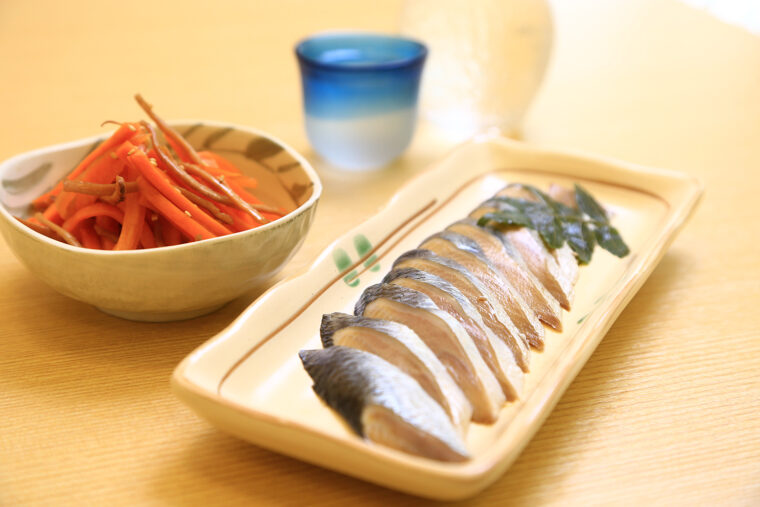 店主の故郷・会津の郷土料理『いか人参』と『にしん山椒漬』。魅力的 な酒肴もこの店を訪れる理由に