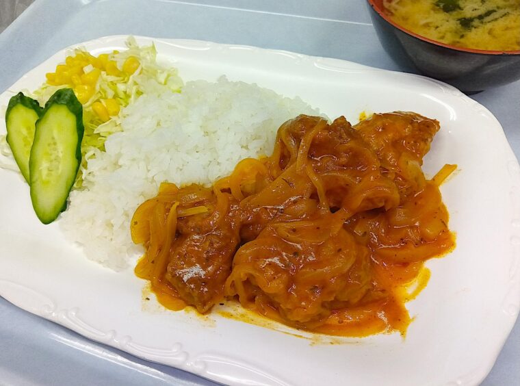 『鶏肉のケイジャンソース』（550円）