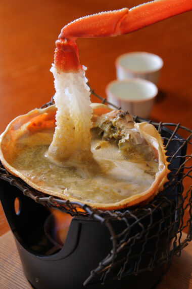 冬の人気メニュー『活ズワイガニ 蟹味噌しゃぶしゃぶ』