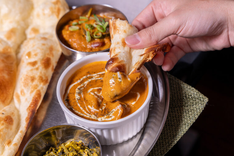 カレーの味を存分に楽しめるよう、ナンは薄い生地に