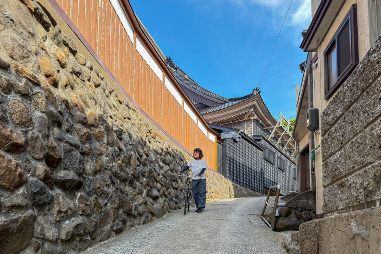 旅情を感じられる住居や寺が地形に沿って建ち並んでいます
