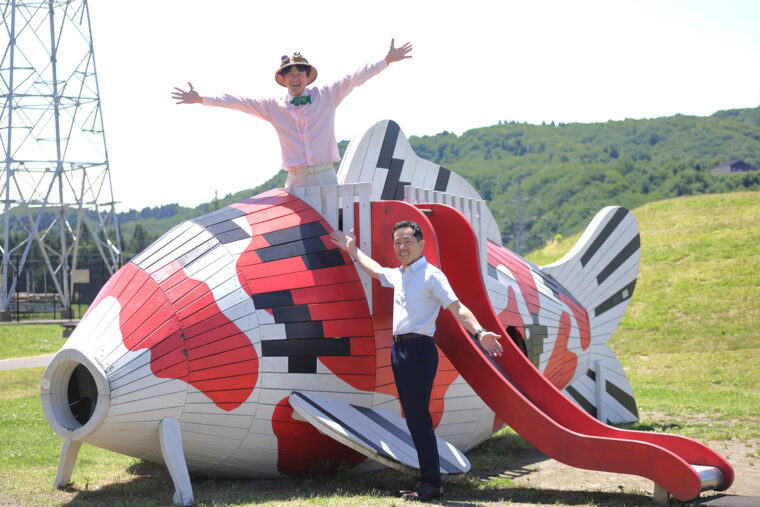 施設外の広い芝生の公園は、いざという時は避難場所としての機能もあるのだ。錦鯉のすべり台から雄大な小千谷の景色を一望！ ➡
