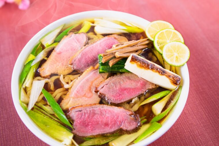 鴨油を重ねることで香りとうまみを一層引き立てている『愛KAMOラーメン』1,000円