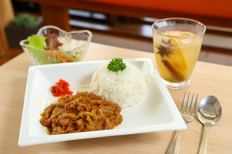 『ラグーンカレー』はサラダとドリンクが付いて1,000円。ドリンクはプラス200円でクラフトコーラやスムージーに変更可