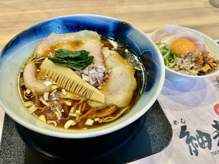『生姜醤油らぁめん』（各950円）と『ちゃーしゅうごはん』（390円）
