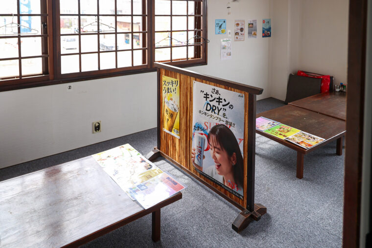 店内にはカウンター席と小上がり席を用意。昼飲みもおすすめ