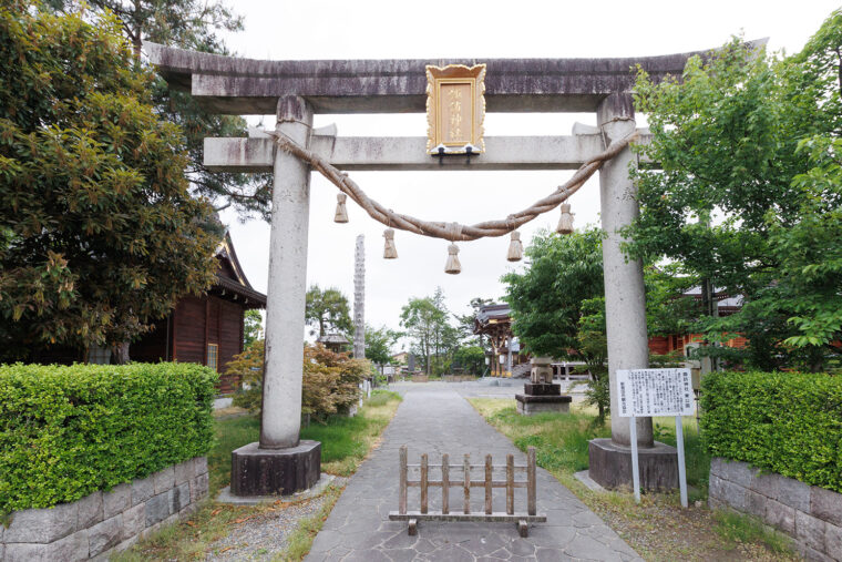 大倉喜八郎が奉納した石鳥居