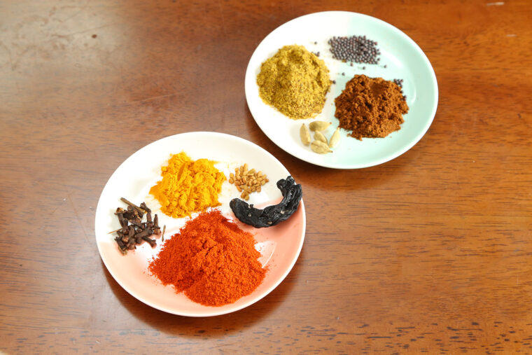 現地から仕入れたスパイスをカレー、副菜ごとに使い分ける