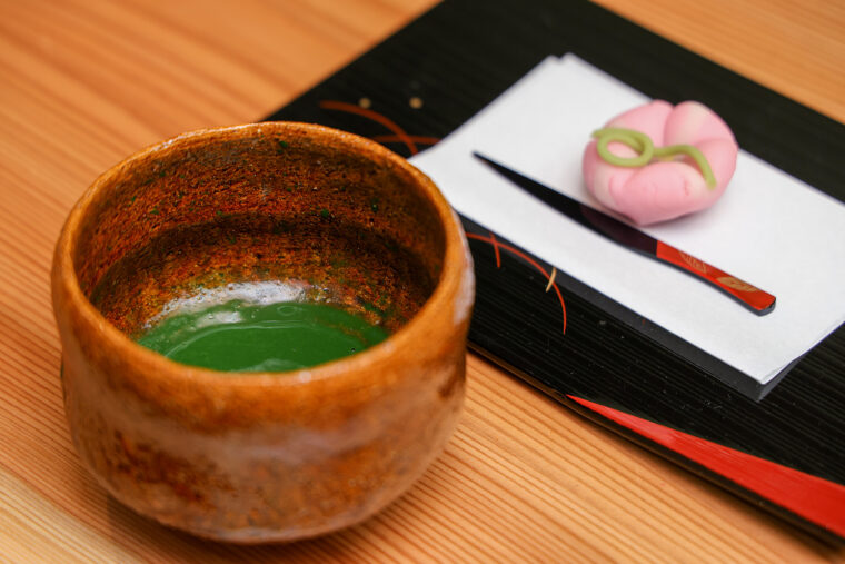 『濃茶』（1,000 円～）。抹茶碗は自分で好きなものを選ぶことができます