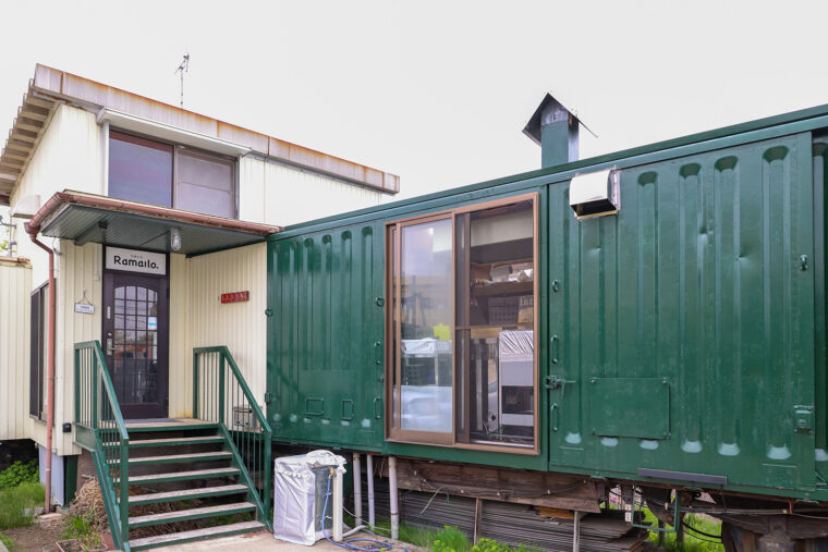 新潟市立升潟小学校近く。緑色の貨物列車の車両が目印