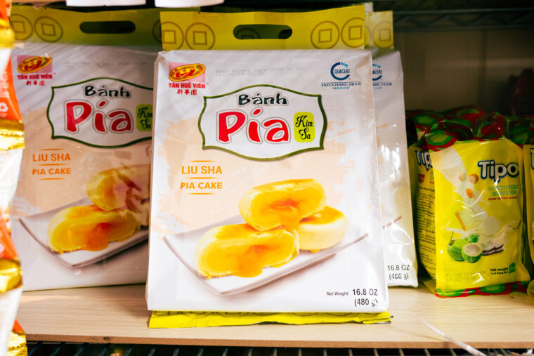 『Banh Pia （バインピア）』（800円～） 。何層もの生地に塩漬け卵黄が入ったベトナム南部の名産品