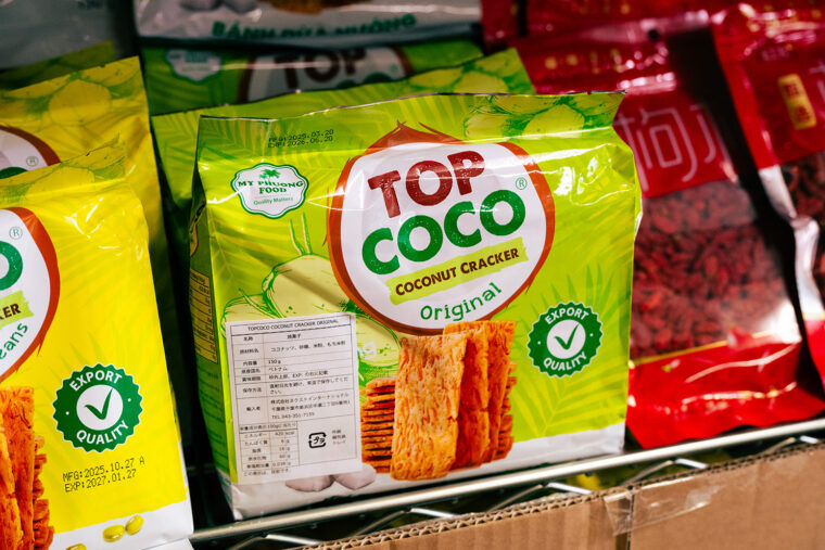 『TOP COCO（トップココ）』（350円～） 。ザクザク食感と香ばしさが特徴の焼きココナツクラッカー